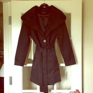 NWT Tahari Trench Coat with dramatic collar